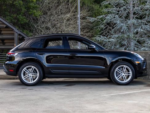 Certified 2025 Porsche Macan image 12