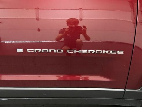 Used 2023 Jeep Grand Cherokee Laredo image 31