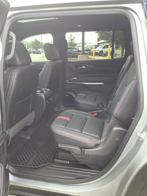 Used 2025 Chevrolet Traverse RS AWD/4WD image 23