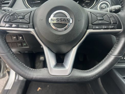 Used 2018 Nissan Rogue SV FWD image 9