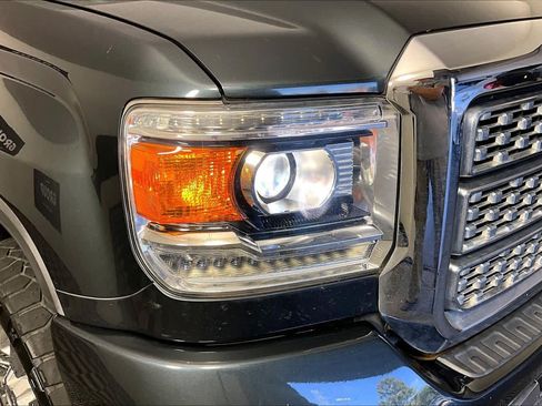 Used 2018 GMC Sierra 2500 Denali w/ Duramax Plus Package AWD/4WD image 27