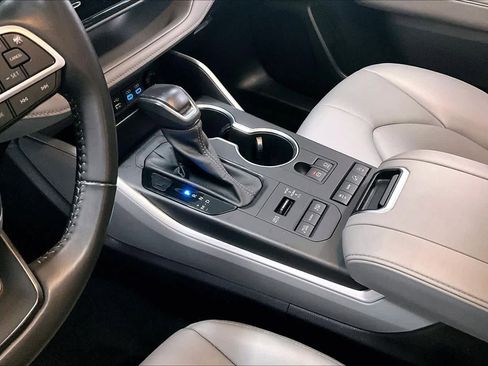 Used 2022 Toyota Highlander XLE image 15