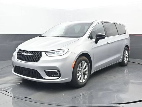 Used 2026 Chrysler Pacifica Limited FWD image 8