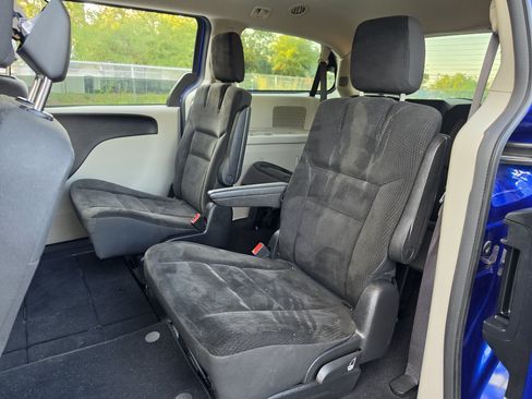 Used 2019 Dodge Grand Caravan SE FWD image 20