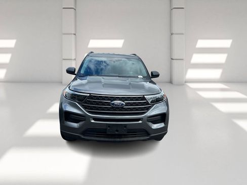 Used 2023 Ford Explorer XLT image 2