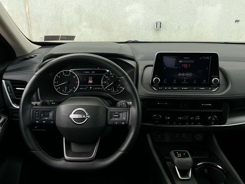 Used 2025 Nissan Rogue SV image 14