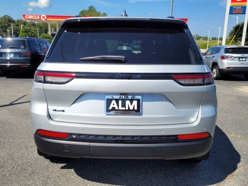 New 2025 Jeep Grand Cherokee Altitude image 8
