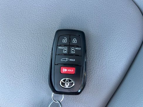 Used 2026 Toyota Sienna XLE AWD/4WD image 31