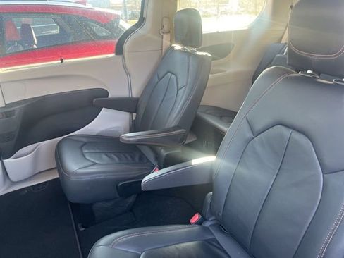 Used 2017 Chrysler Pacifica Touring-L image 17