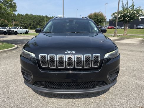 Used 2020 Jeep Cherokee Latitude FWD image 2