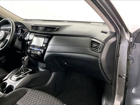 Used 2019 Nissan Rogue SV image 16