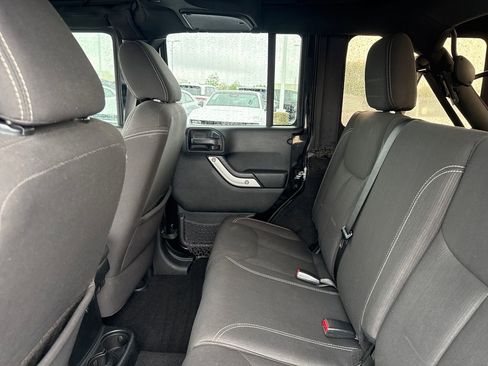 Used 2017 Jeep Wrangler Unlimited Sahara w/ Connectivity Group AWD/4WD image 12