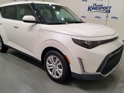 Used 2023 Kia Soul LX FWD image 2