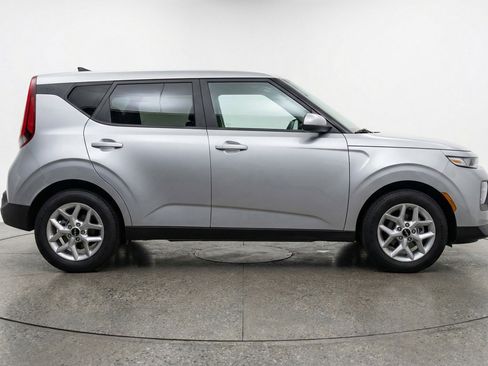Used 2025 Kia Soul LX w/ LX Technology Package image 11