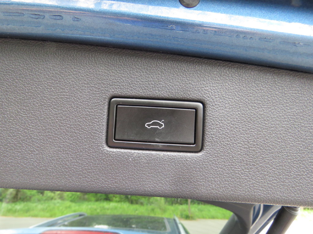 Used 2020 Volkswagen Tiguan SEL AWD/4WD image 18
