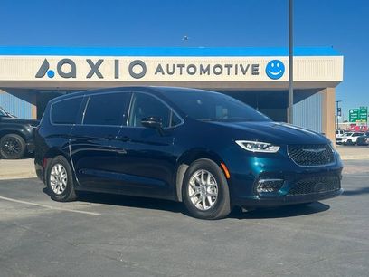 Used 2025 Chrysler Pacifica Select