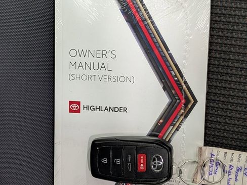 Used 2024 Toyota Highlander LE AWD/4WD image 18