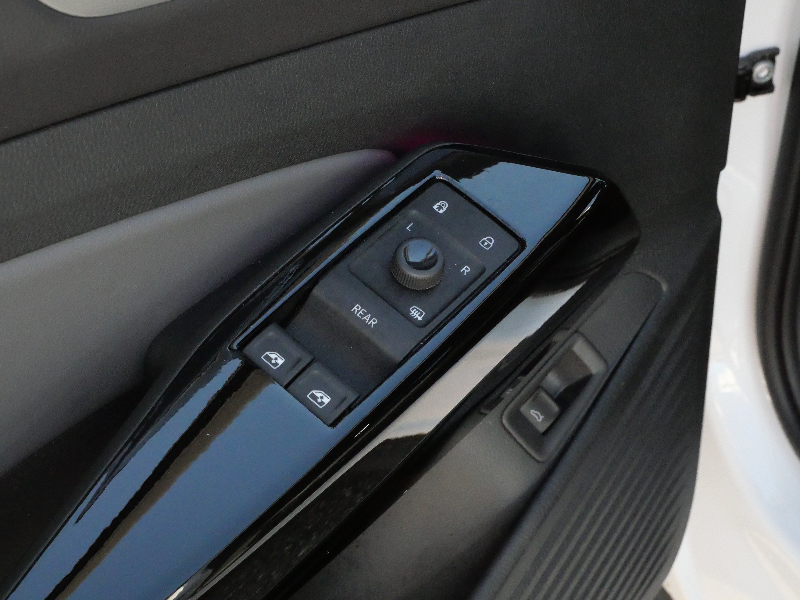 Certified 2025 Volkswagen ID.4 Pro S AWD/4WD image 19