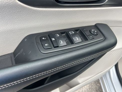 Certified 2023 Chrysler Pacifica Touring-L image 35