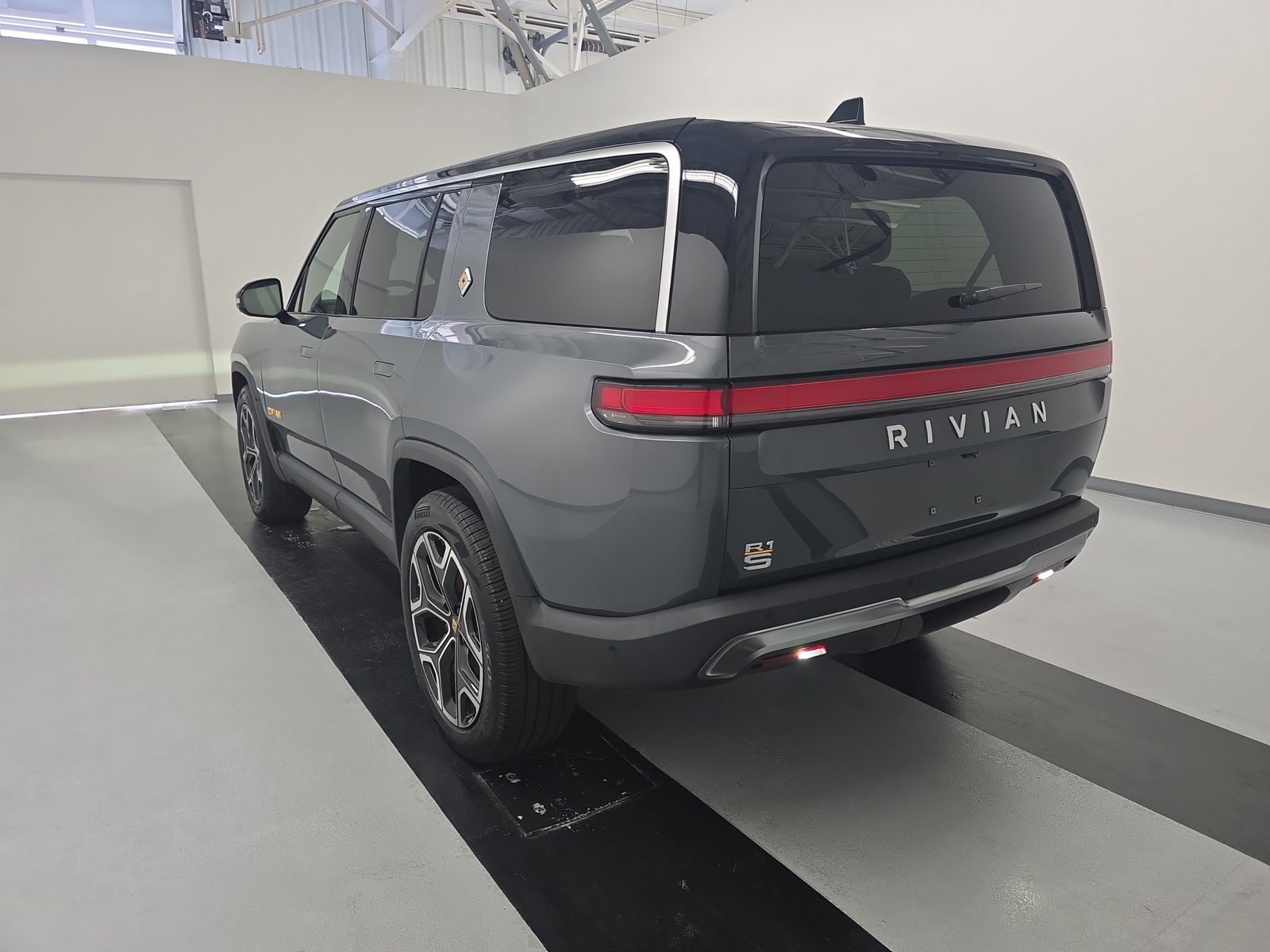 Used 2022 Rivian R1S Launch Edition Quad AWD/4WD image 3