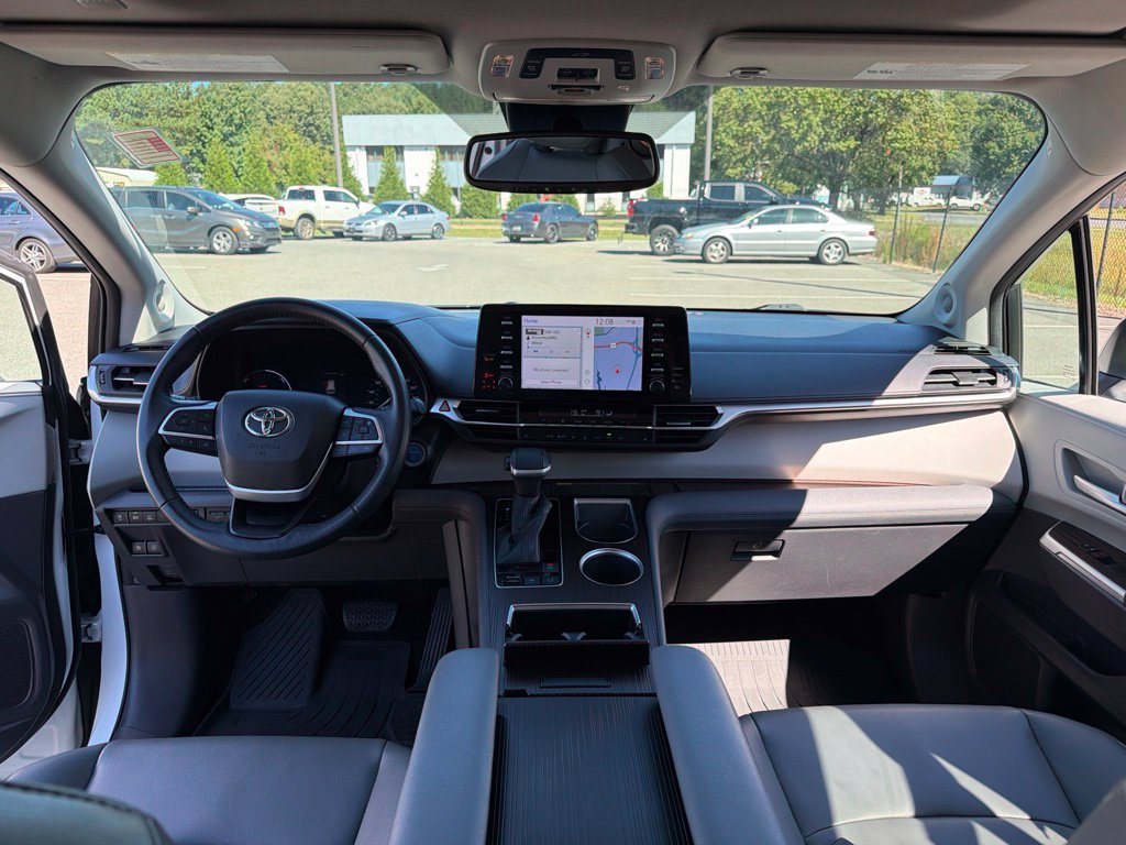 Used 2022 Toyota Sienna XLE w/ XLE Plus Package FWD image 8