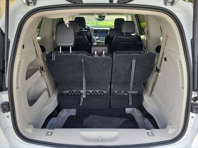 Used 2024 Chrysler Pacifica Touring-L FWD image 9