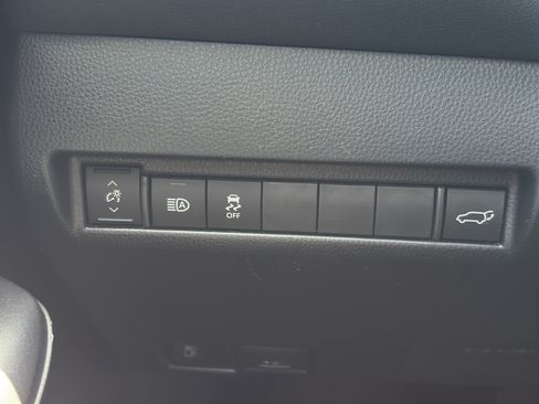 Used 2024 Toyota Venza LE AWD/4WD image 21