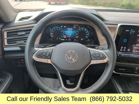 Used 2025 Volkswagen Atlas SE AWD/4WD image 16