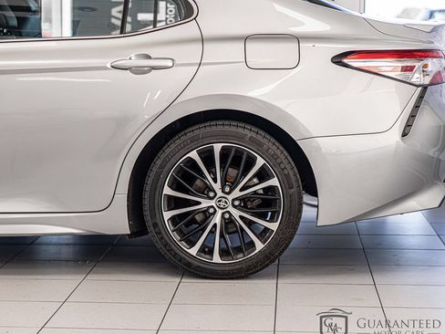Used 2020 Toyota Camry SE FWD image 8