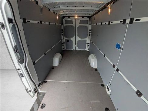 Used 2024 Mercedes-Benz Sprinter 2500 w/ Acoustic Package image 17