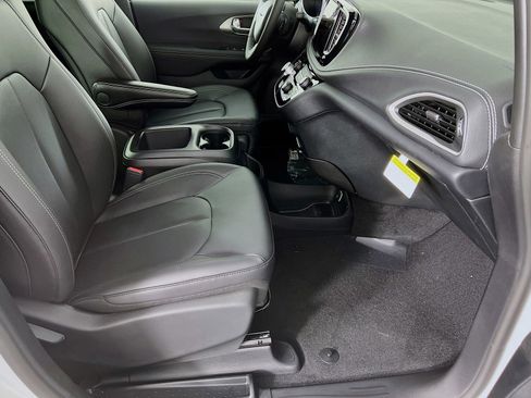 New 2026 Chrysler Pacifica Select FWD image 22