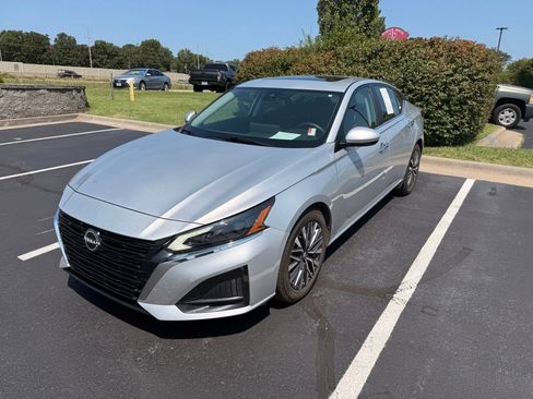 Used 2023 Nissan Altima 2.5 SV w/ SV Premium Package FWD image 2