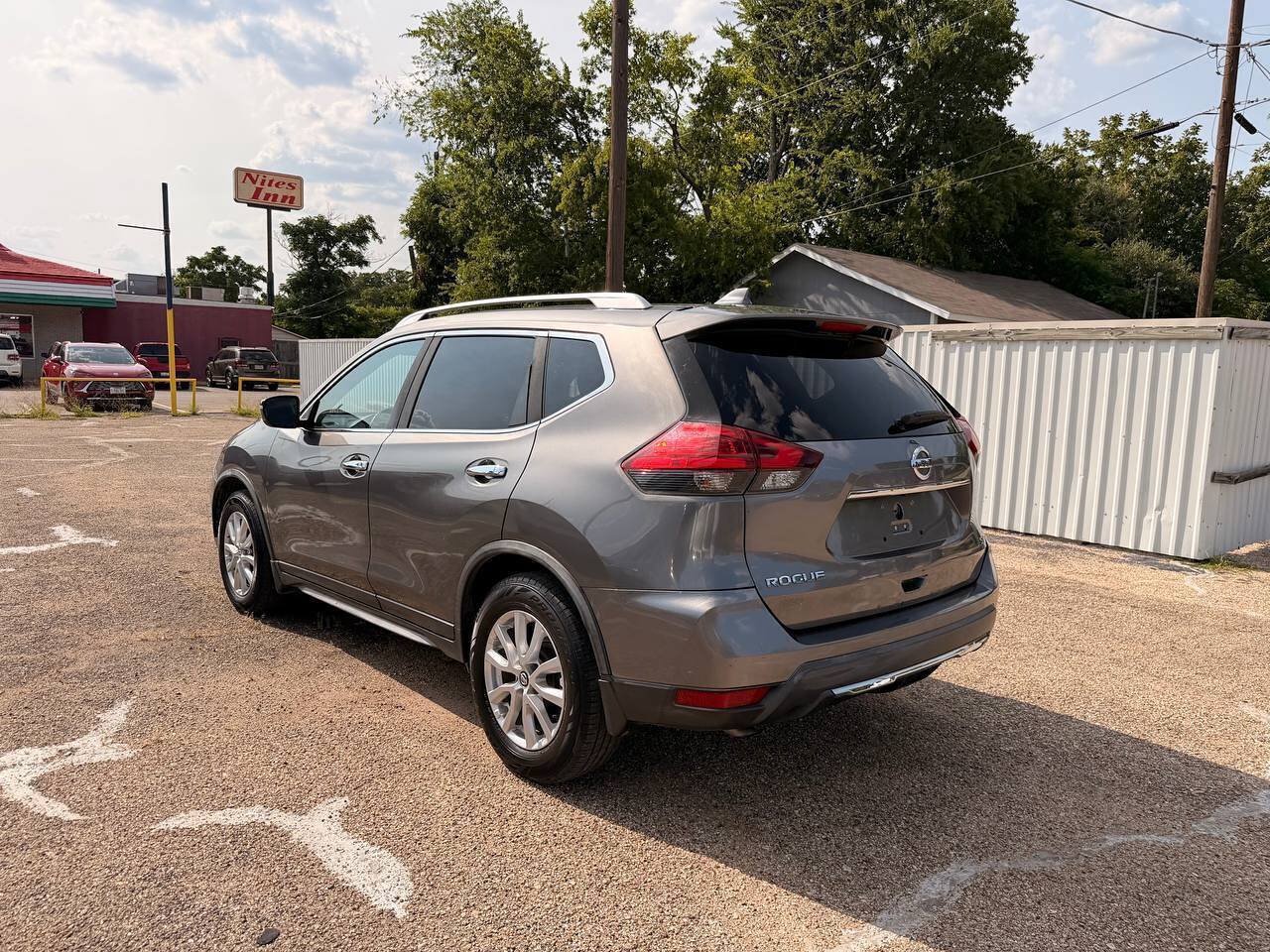Used 2017 Nissan Rogue SV FWD image 8