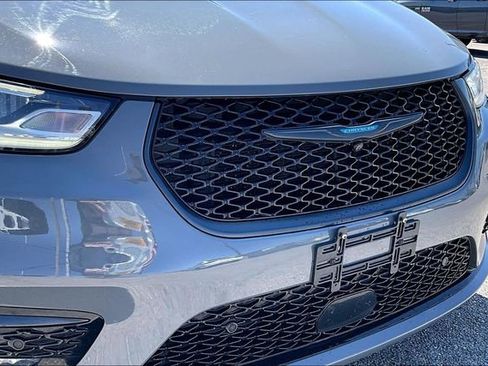 Used 2021 Chrysler Pacifica Limited w/ Uconnect Theater Family Group image 28