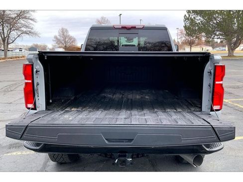 Used 2025 Chevrolet Silverado 2500 ZR2 w/ Technology Package image 11