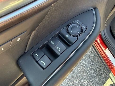 Used 2021 Buick Envision Avenir AWD/4WD image 23