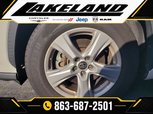 Used 2021 Toyota Highlander LE FWD image 9