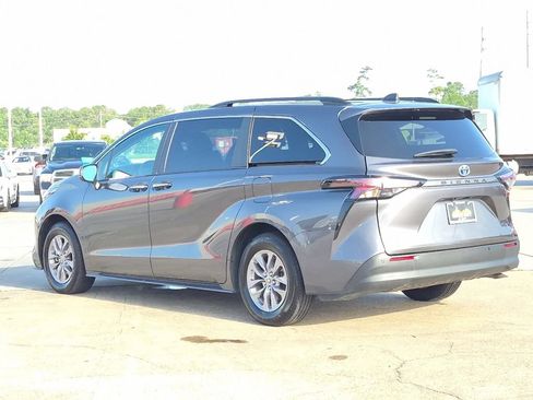 Used 2025 Toyota Sienna XLE FWD image 4