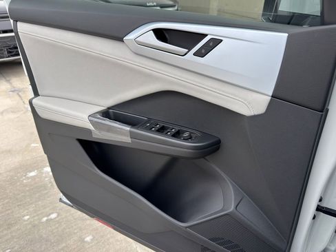 New 2026 Volkswagen Taos SE FWD image 18