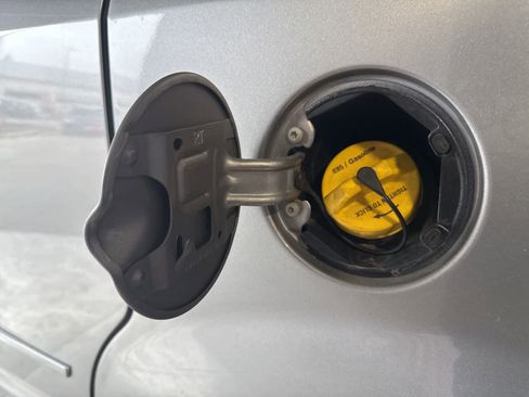 Used 2017 Dodge Grand Caravan SXT image 9