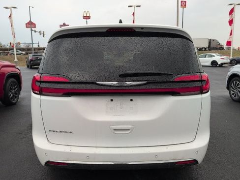 Used 2024 Chrysler Pacifica Touring-L image 6
