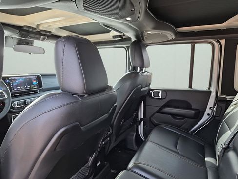 Used 2024 Jeep Wrangler Unlimited Sahara image 18