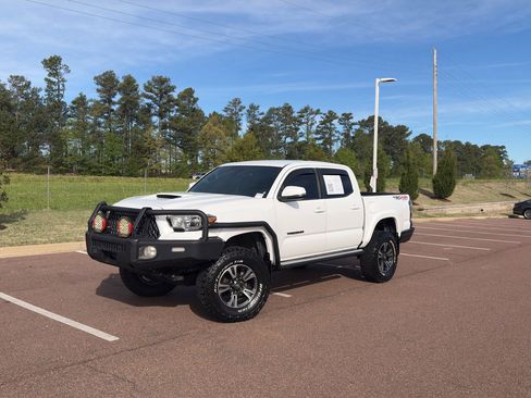 Used 2018 Toyota Tacoma TRD Sport image 1
