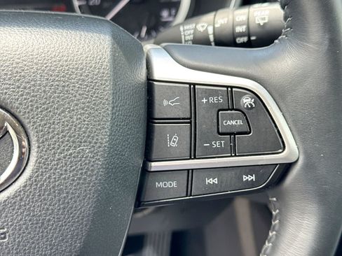 Used 2025 Toyota Highlander XLE FWD image 31