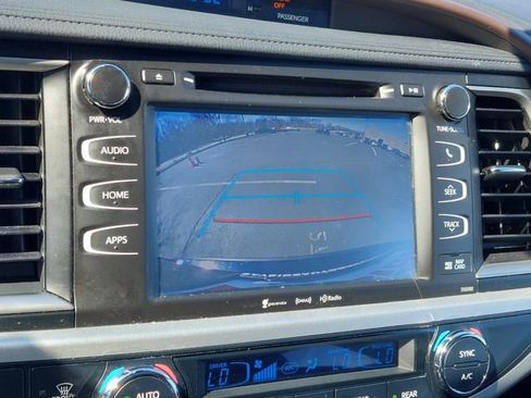 Certified 2019 Toyota Highlander XLE w/ Preferred Accessory Package image 47