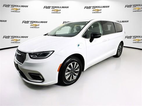 Used 2024 Chrysler Pacifica Select image 3