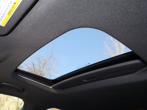 Used 2024 Chevrolet Trax RS w/ Sunroof Package image 35