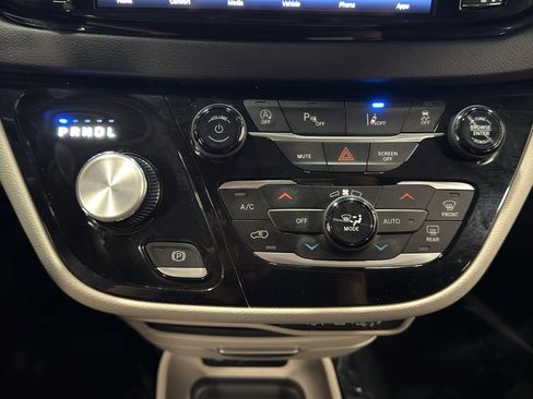 Used 2023 Chrysler Pacifica Touring-L image 25