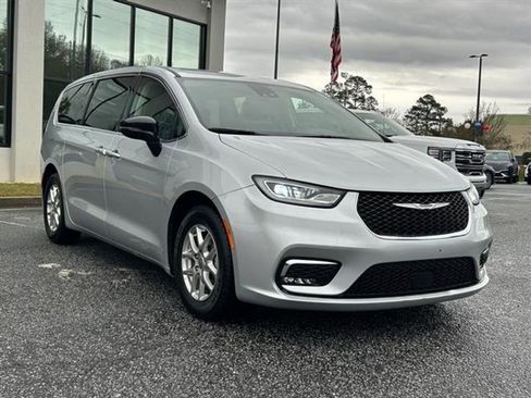 Used 2024 Chrysler Pacifica Touring-L image 3