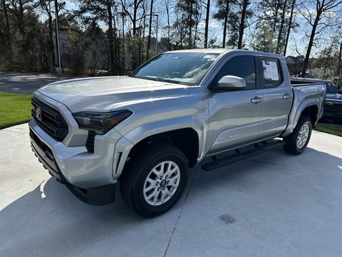 Used 2024 Toyota Tacoma SR5 w/ SR5 Upgrade Package image 18